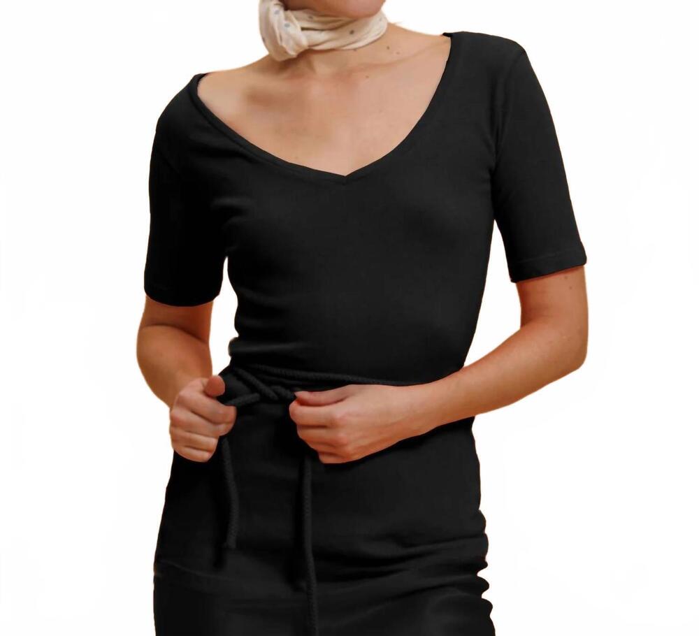 NEW CALI DREAMING v neck tee in black